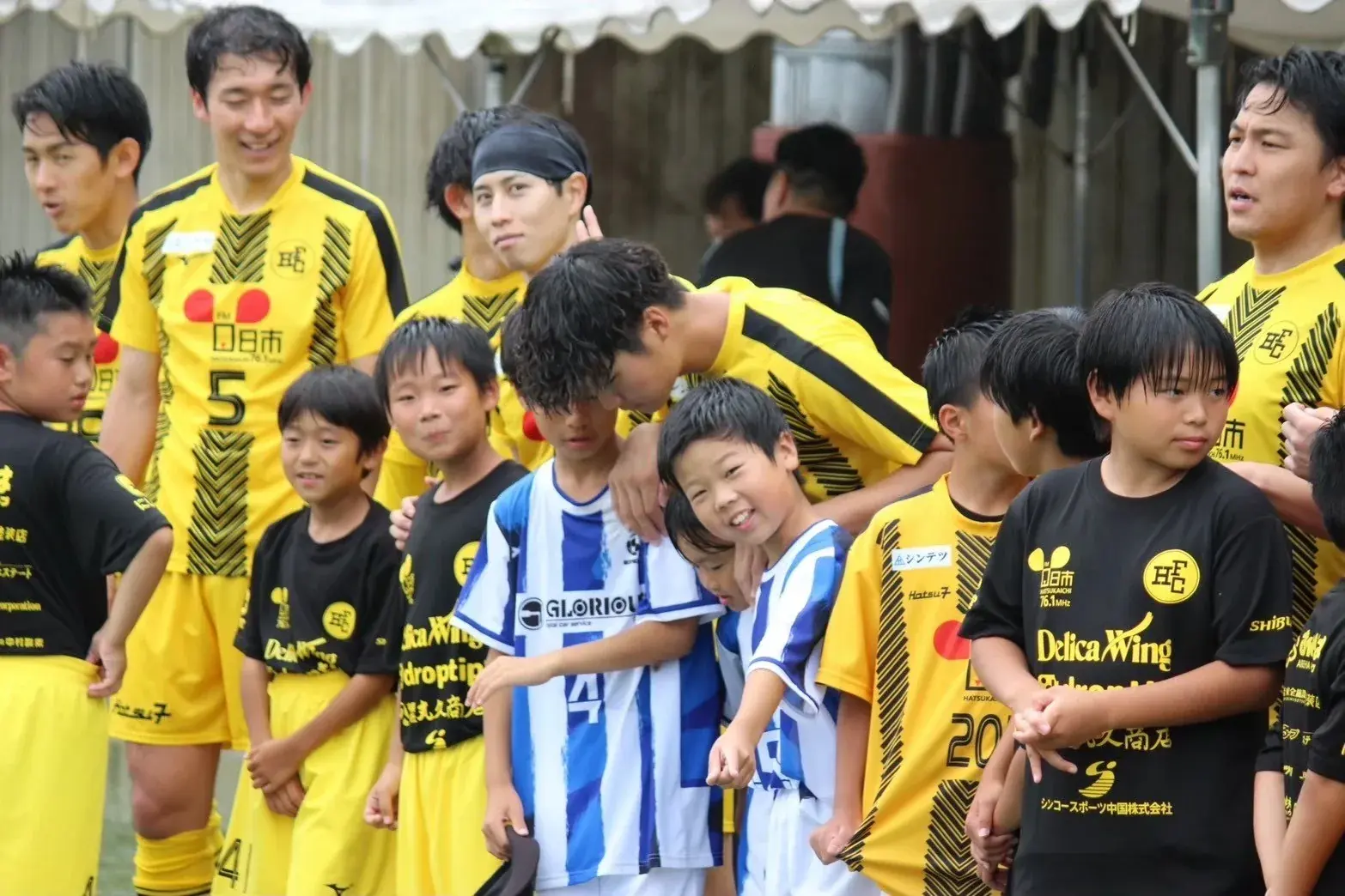サッカースクールの子どもたちと選手